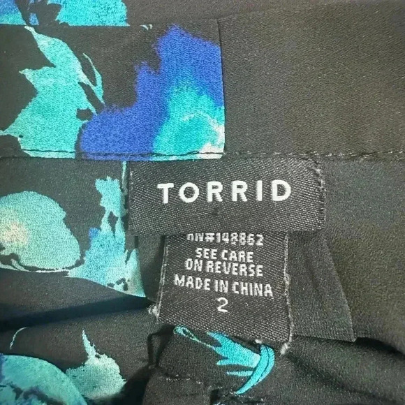 Torrid black top with blue floral print and tie at neck size 2-2X/18-20 - Picture 10 of 12